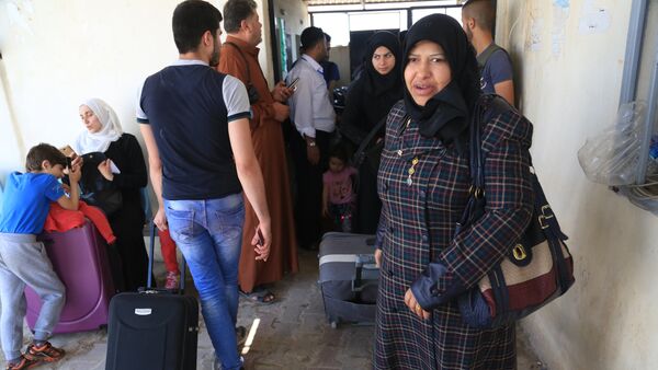Syrian refugees living in Turkey wait to register at the Bab al-Salama crossing, near the city of Azaz in northern Syria, on June 18, 2017 - Sputnik International