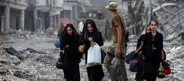 Displaced Iraqi civilians who fled from clashes are seen in the Old City of Mosul, Iraq July 4, 2017 - Sputnik International