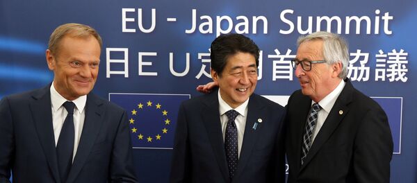 Japan's Prime Minister Shinzo Abe (C) is welcomed by European Council President Donald Tusk (L) and European Commission President Jean-Claude Juncker at the start of a European Union-Japan summit in Brussels, Belgium July 6, 2017 Japan's Prime Minister Shinzo Abe (C) is welcomed by European Council President Donald Tusk (L) and European Commission President Jean-Claude Juncker at the start of a European Union-Japan summit in Brussels, Belgium July 6, 2017 - Sputnik International