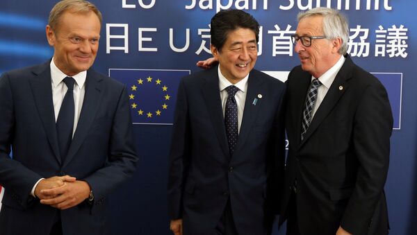 Japan's Prime Minister Shinzo Abe (C) is welcomed by European Council President Donald Tusk (L) and European Commission President Jean-Claude Juncker at the start of a European Union-Japan summit in Brussels, Belgium July 6, 2017 - Sputnik International