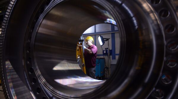 An employee of German industrial giant Siemens works on a rotor at their Gas turbine plant on November 8, 2012 in Berlin - Sputnik International