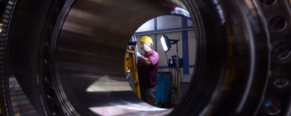 An employee of German industrial giant Siemens works on a rotor at their Gas turbine plant on November 8, 2012 in Berlin - Sputnik International