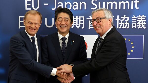 Japan's Prime Minister Shinzo Abe (C) is welcomed by European Council President Donald Tusk (L) and European Commission President Jean-Claude Juncker at the start of a European Union-Japan summit in Brussels, Belgium July 6, 2017.  - Sputnik International