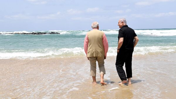 Israel's Prime Minister Benjamin Netanyahu (R) walks with India's Prime Minister Narendra Modi, as they visit Olga Beach and a water desalination unit operated by G.A.L. Water Technologies, near Hadera, Israel July 6, 2017 - Sputnik International
