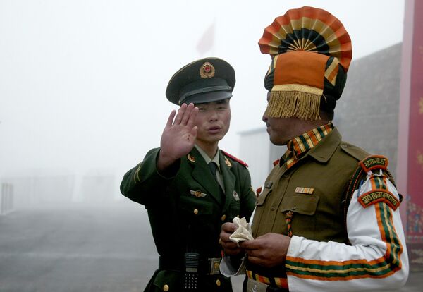 This file photo taken on July 10, 2008 shows a Chinese soldier (L) next to an Indian soldier at the Nathu La border crossing between India and China in India's northeastern Sikkim state This file photo taken on July 10, 2008 shows a Chinese soldier (L) next to an Indian soldier at the Nathu La border crossing between India and China in India's northeastern Sikkim state - Sputnik International