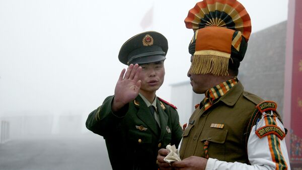 This file photo taken on July 10, 2008 shows a Chinese soldier (L) next to an Indian soldier at the Nathu La border crossing between India and China in India's northeastern Sikkim state - Sputnik International