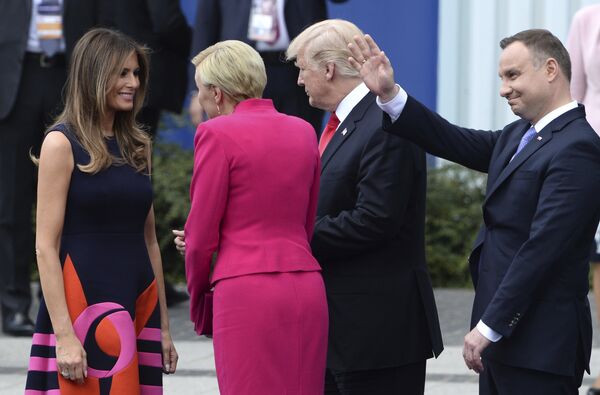 U.S. President Donald Trump and U.S. First Lady Melania Trump speak to Poland's first lady Agata Kornhauser-Duda as Poland's President Andrzej Duda waves, in Krasinski Square, in Warsaw, Poland, Thursday, July 6, 2017.  - Sputnik International