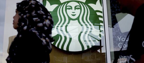 A Muslim woman walks past a Starbucks Coffee shop in Rawang outside Kuala Lumpur, Malaysia, Thursday, July 6, 2017. - Sputnik International
