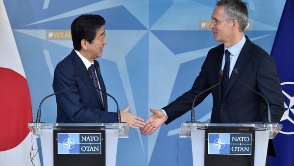 Japanese PM Abe and NATO Secretary General Stoltenberg meet at NATO headquarters in Brussels. - Sputnik International