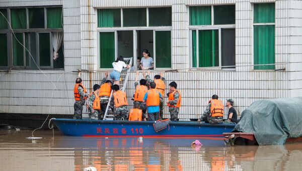 Rescuers evacuate people during a flood in Xinshao county, Hunan province, China, July 2, 2017 - Sputnik International