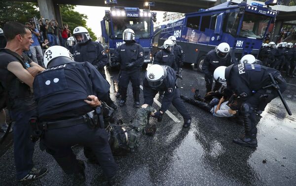 German riot police detain protesters during the demonstrations during the G20 summit in Hamburg, Germany, July 6, 2017 - Sputnik International