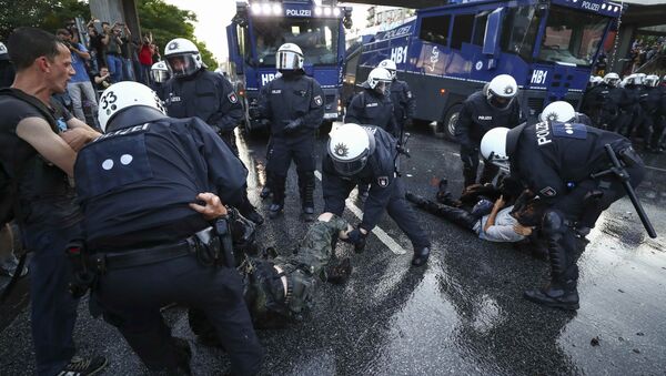 German riot police detain protesters during the demonstrations during the G20 summit in Hamburg, Germany, July 6, 2017 - Sputnik International