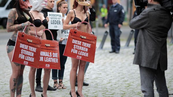 Девушки протестуют против использования кожи в моде, Берлин - Sputnik International