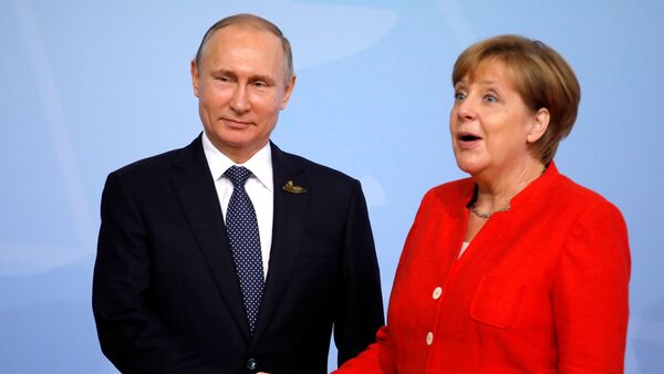 German Chancellor Angela Merkel welcomes Russia's President Vladimir Putin at the G20 summit in Hamburg, Germany July 7, 2017 - Sputnik International