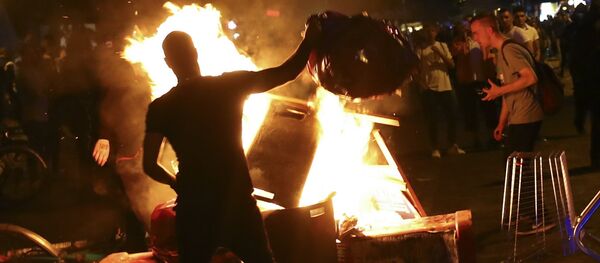 Anti-G20 protesters light garbage in front of the Rote Flora building in the alternative Hamburg Schanze district following clashes with German riot police in Hamburg, Germany, July 6, 2017 - Sputnik International