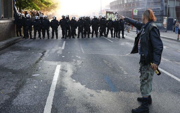 A protester stands in front of German riot police during the demonstrations during the G20 summit in Hamburg, Germany, July 6, 2017 - Sputnik International
