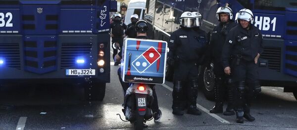 A food delivery driver tries to pass a riot police street blockade during the G20 summit in Hamburg, Germany, July 6, 2017 - Sputnik International