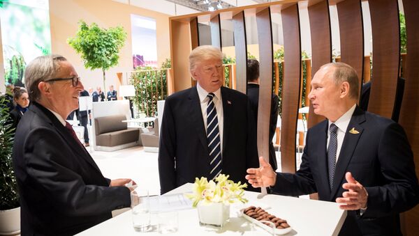 U.S. President Donald Trump, Russia's President Vladimir Putin and President of the European Commission Jean-Claude Juncker talk during the G20 Summit in Hamburg, Germany in this still image taken from video, July 7, 2017 - Sputnik International