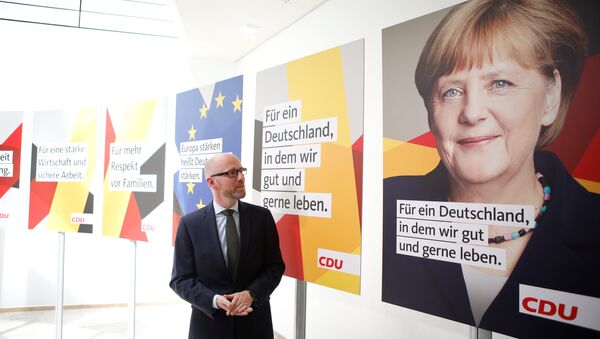 Peter Tauber, secretary general of the Christian Democratic Union party, CDU presents campaign posters for the upcoming general elections in Germany in Berlin, June 22, 2017 - Sputnik International