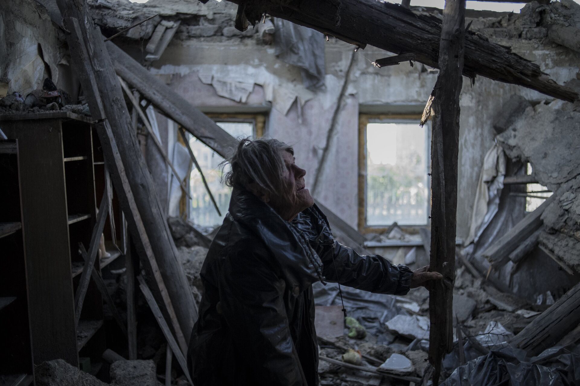 A resident of the village of Staromikhailovka, damaged by shelling in the Donetsk region  27.09.2015 - Sputnik International, 1920, 24.02.2022