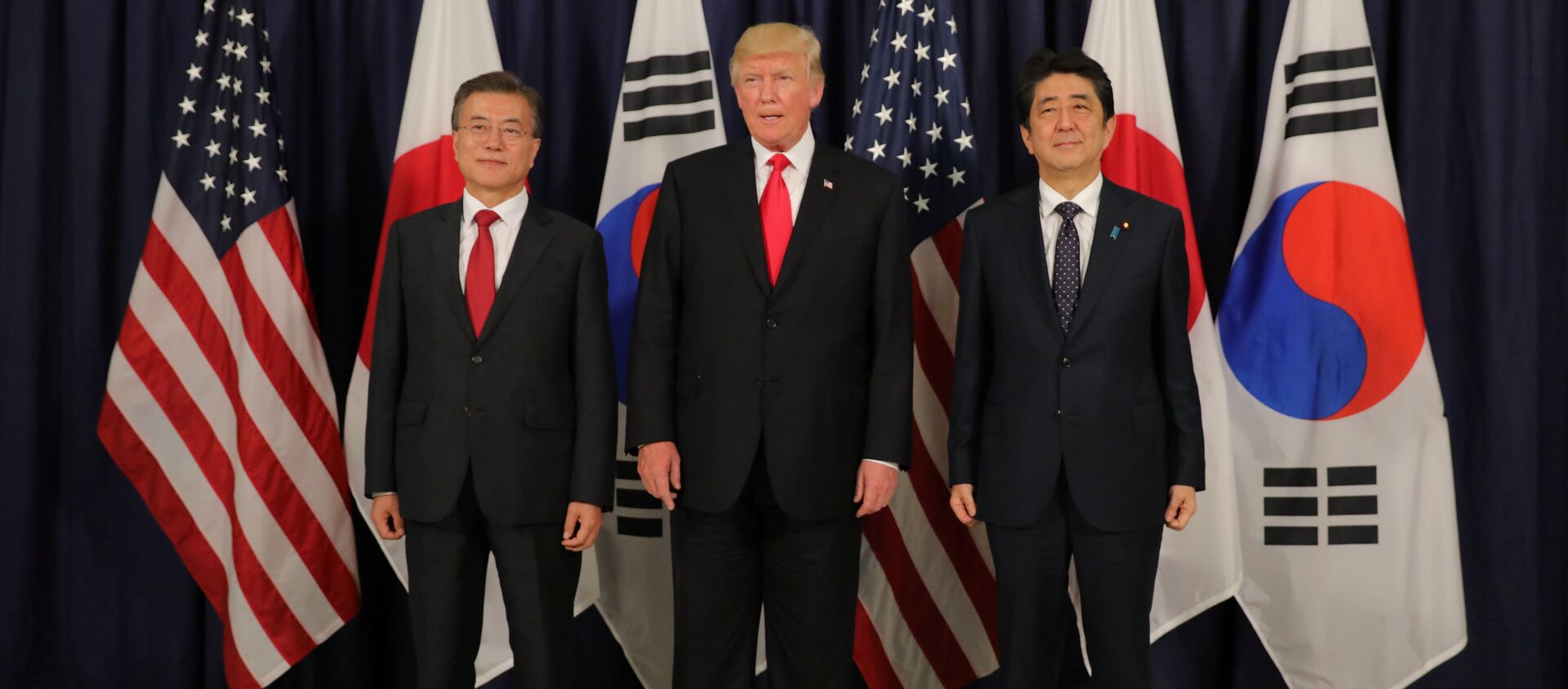 US President Donald Trump meets South Korea's President Moon Jae-In and Japanese Prime Minister Shinzo Abe ahead the G20 leaders summit in Hamburg, Germany July 6, 2017. - Sputnik International, 1920, 11.02.2019
