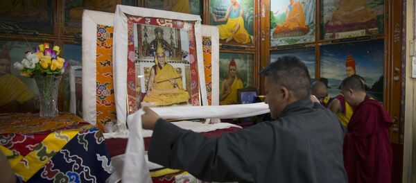 An exile Tibetan government official offers a ceremonial scarf 'khatag' in front of a portrait of his spiritual leader the Dalai Lama to mark the Tibetan leader's 82nd birthday in Dharmsala, India, Thursday, July 6, 2017 - Sputnik International