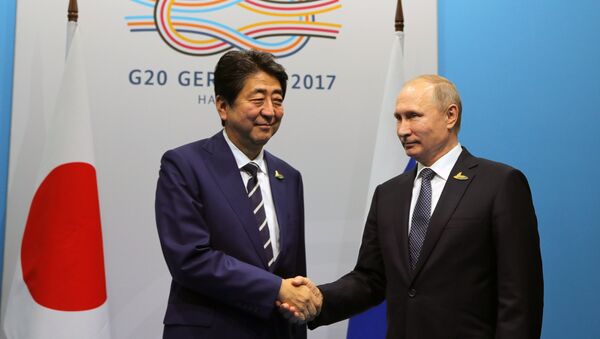 Russian President Vladimir Putin and Japanese Prime Minister Shinzo Abe began meeting at the G20 summit - Sputnik International