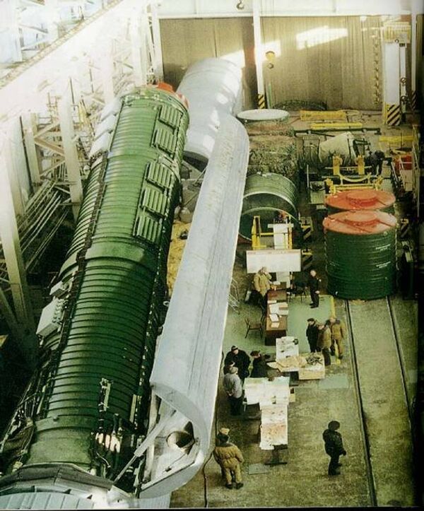 Removal of an RT-23 ICBM from its rail-mobile launcher Removal of an RT-23 ICBM from its rail-mobile launcher - Sputnik International