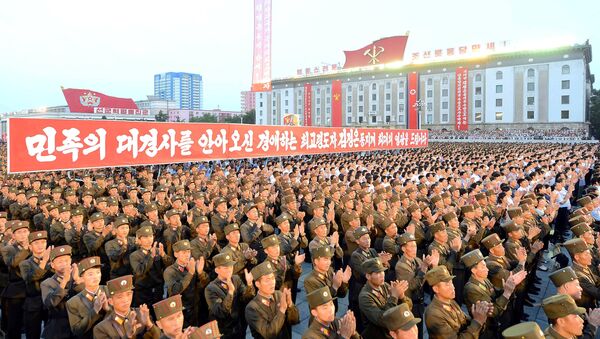 Army personnel and people gather at Kim Il Sung Square in Pyongyang July 6, 2017 to celebrate the successful test-launch of intercontinental ballistic rocket Hwasong-14. in this photo released by North Korea's Korean Central News Agency (KCNA) in Pyongyang July 7, 2017 - Sputnik International
