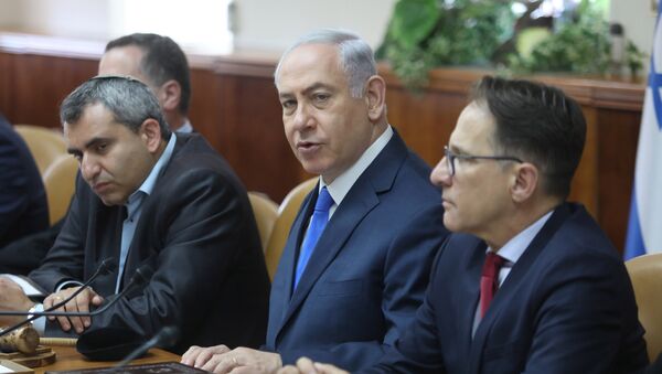 Israeli Prime Minister Benjamin Netanyahu (C) attends the weekly cabinet meeting in Jerusalem July 9, 2017 - Sputnik International