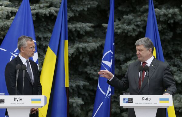 NATO Secretary General Jens Stoltenberg and Ukrainian President Petro Poroshenko attend a joint news conference following a meeting of the NATO-Ukraine Commission in Kiev, Ukraine, July 10, 2017. NATO Secretary General Jens Stoltenberg and Ukrainian President Petro Poroshenko attend a joint news conference following a meeting of the NATO-Ukraine Commission in Kiev, Ukraine, July 10, 2017. - Sputnik International