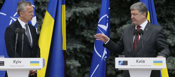 NATO Secretary General Jens Stoltenberg and Ukrainian President Petro Poroshenko attend a joint news conference following a meeting of the NATO-Ukraine Commission in Kiev, Ukraine, July 10, 2017. - Sputnik International