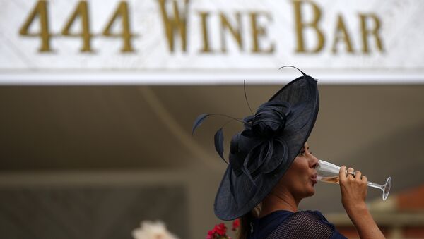 A racegoer drinks a glass of wine during Ladies day at Royal Ascot in Ascot, west of London on June 16, 2016. - Sputnik International