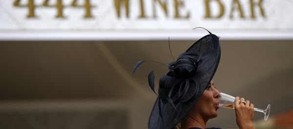 A racegoer drinks a glass of wine during Ladies day at Royal Ascot in Ascot, west of London on June 16, 2016. A racegoer drinks a glass of wine during Ladies day at Royal Ascot in Ascot, west of London on June 16, 2016. - Sputnik International