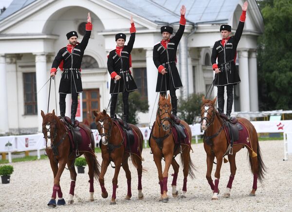 Russia's Kremlin Riding School Equestrians Saddle up for Moscow Festival - Sputnik International