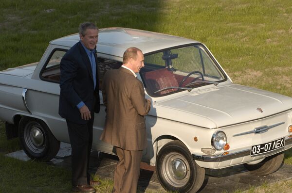 Presidents George Bush of the United States and Vladimir Putin (left to right) of Russia before the informal dinner. July 14, 2006. Presidents George Bush of the United States and Vladimir Putin (left to right) of Russia before the informal dinner. July 14, 2006. - Sputnik International