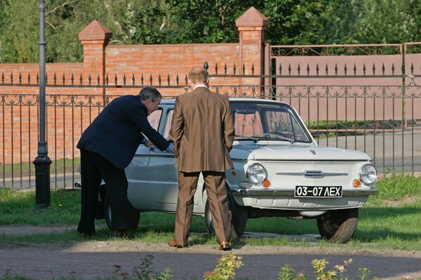 Presidents George Bush of the United States and Vladimir Putin (left to right) of Russia before the informal dinner. July 14, 2006. Presidents George Bush of the United States and Vladimir Putin (left to right) of Russia before the informal dinner. July 14, 2006. - Sputnik International