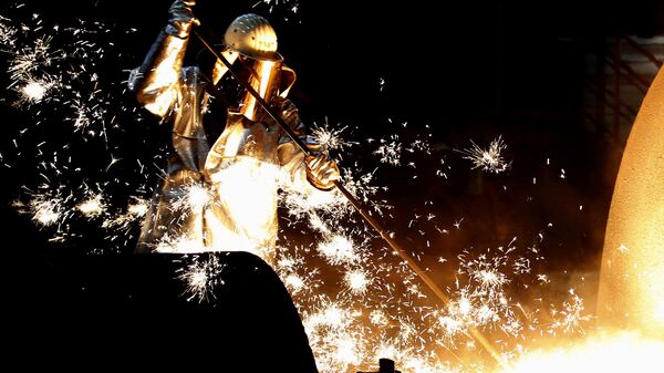 A worker at a blast furnace at Europe's largest steel factory of Germany's industrial conglomerate ThyssenKrupp AG in Duisburg, Germany December 6, 2012. - Sputnik International