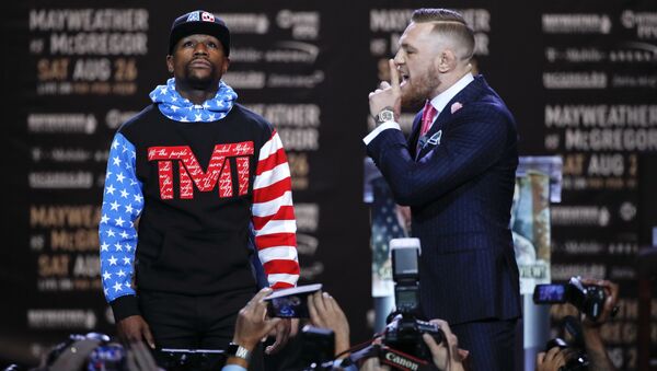 Floyd Mayweather Jr., left, and Conor McGregor pause for photos during a news conference at Staples Center Tuesday, July 11, 2017, in Los Angeles. - Sputnik International