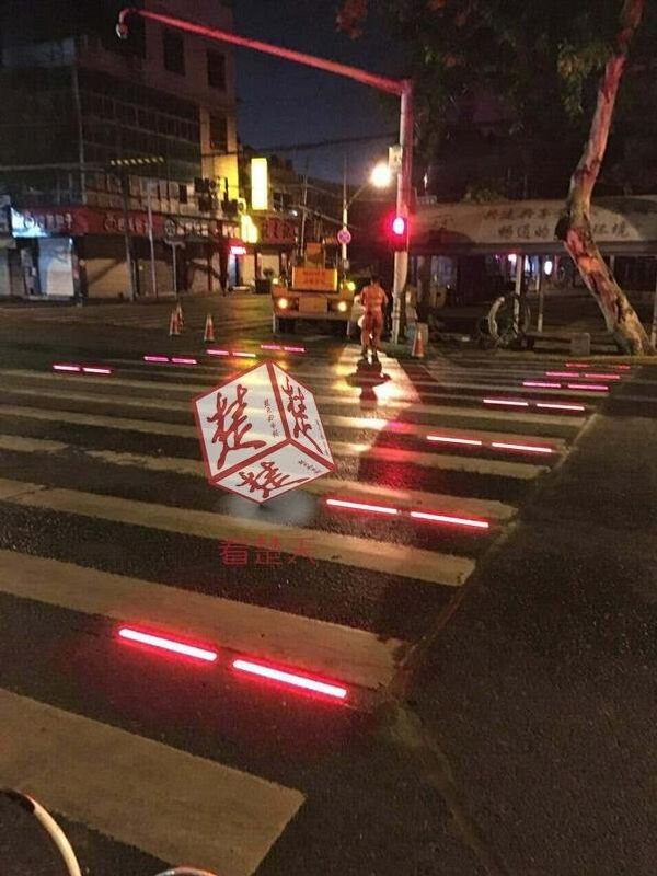 Glittery crosswalk installed in Wuhan to improve traffic safety  - Sputnik International