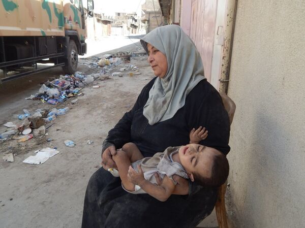 Woman with child in western Mosul, Iraq Woman with child in western Mosul, Iraq - Sputnik International