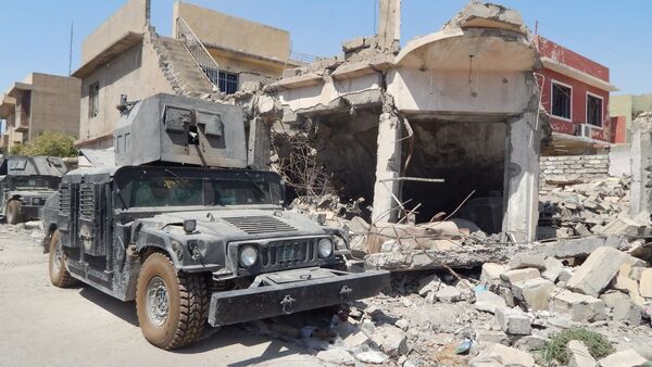Iraqi army truck near house wreck in western Mosul, Iraq - Sputnik International