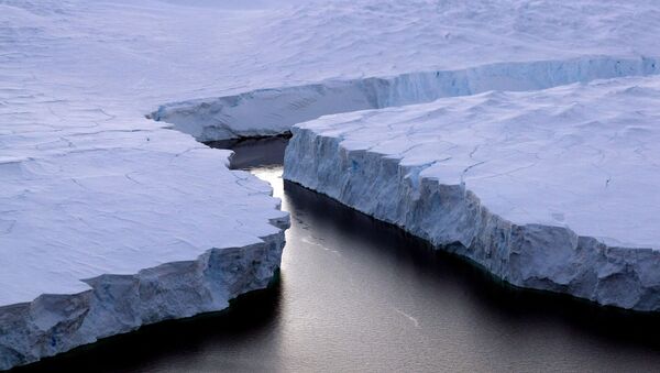 Треснувший айсберг в Антарктике - Sputnik International