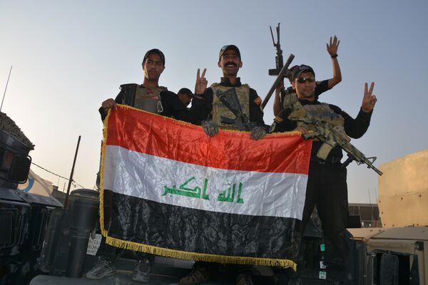 Iraqi security forces celebrate as Prime Minister Haider al-Abadi announces victory over Islamic State in Mosul, in Mosul, Iraq July 10, 2017. - Sputnik International