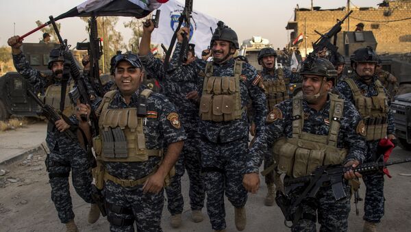 Members of the Iraqi federal police forces celebrate in the Old City of Mosul on July 10, 2017 after the government's announcement of the liberation of the embattled city from Islamic State (IS) group fighters. - Sputnik International