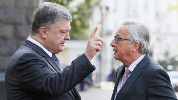 Ukrainian President Petro Poroshenko talks to European Commission President Jean-Claude Juncker before the EU-Ukraine summit in Kiev, Ukraine, July 13, 2017. - Sputnik International