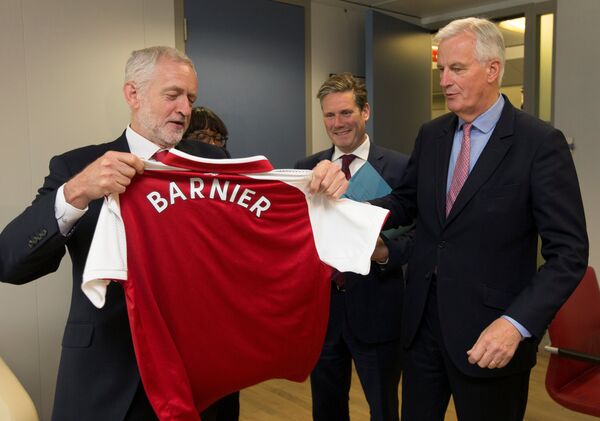 Britain's opposition Labour Party leader Jeremy Corbyn offers an Arsenal soccer team jersey to European Union's chief Brexit negotiator Michel Barnier during a meeting at the EU Commission headquarters in Brussels, Belgium, July 13, 2017.  - Sputnik International