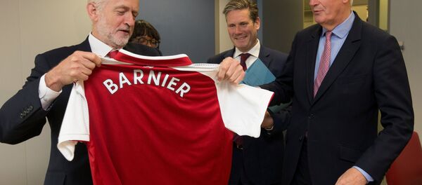 Britain's opposition Labour Party leader Jeremy Corbyn offers an Arsenal soccer team jersey to European Union's chief Brexit negotiator Michel Barnier during a meeting at the EU Commission headquarters in Brussels, Belgium, July 13, 2017. - Sputnik International