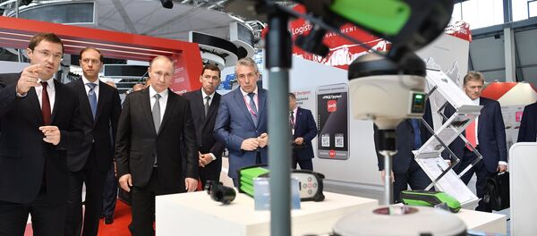 July 10, 2017. Russian President Vladimir Putin looks at Rostec Corporation's display during the 8th Innoprom International Industrial Trade Fair at the Yekaterinburg Expo International Exhibition Center. - Sputnik International