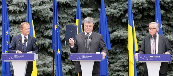European Council President Donald Tusk, Ukrainian President Petro Poroshenko and European Commission President Jean-Claude Juncker attend a joint news conference following the EU-Ukraine summit in Kiev, Ukraine, July 13, 2017. European Council President Donald Tusk, Ukrainian President Petro Poroshenko and European Commission President Jean-Claude Juncker attend a joint news conference following the EU-Ukraine summit in Kiev, Ukraine, July 13, 2017. - Sputnik International